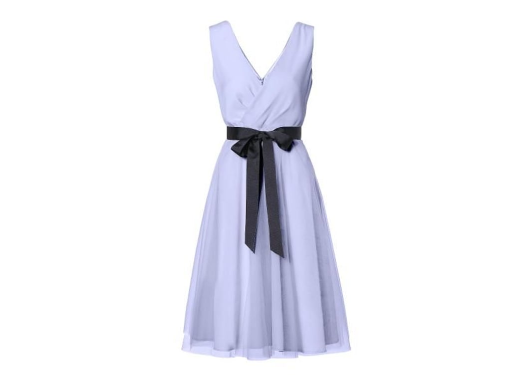 Eine feine Lage Tüll umgibt zum Beispiel das ausgestellte Kleid von C&A (ca. 80 Euro). Foto: C&A