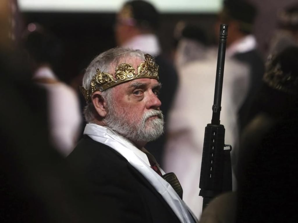 AR-15-Gewehre waren bei dem Gottesdienst häufig zu sehen. Mit einer solchen Waffe wurden vor zwei Wochen in Florida 17 Menschen erschossen. Foto: Jacqueline Larma/AP