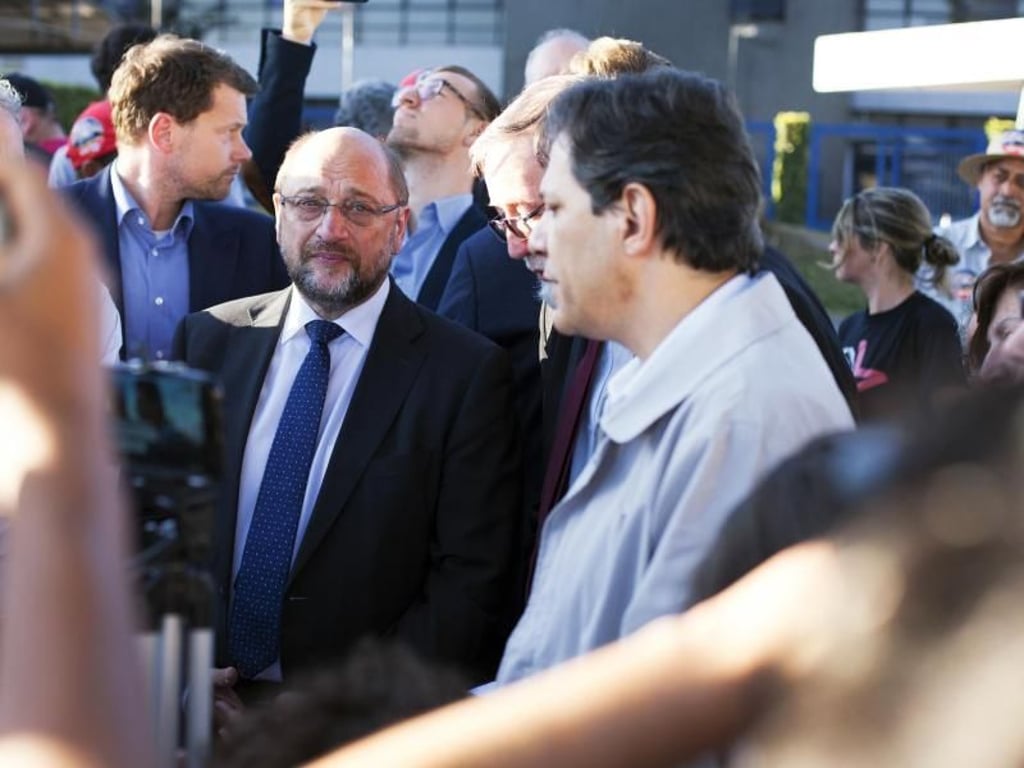 Martin Schulz wurde bei seinem Besuch vom möglichen Ersatzkandidaten der PT, Fernando Haddad (r), begleitet. Foto: Andre Rodrigues