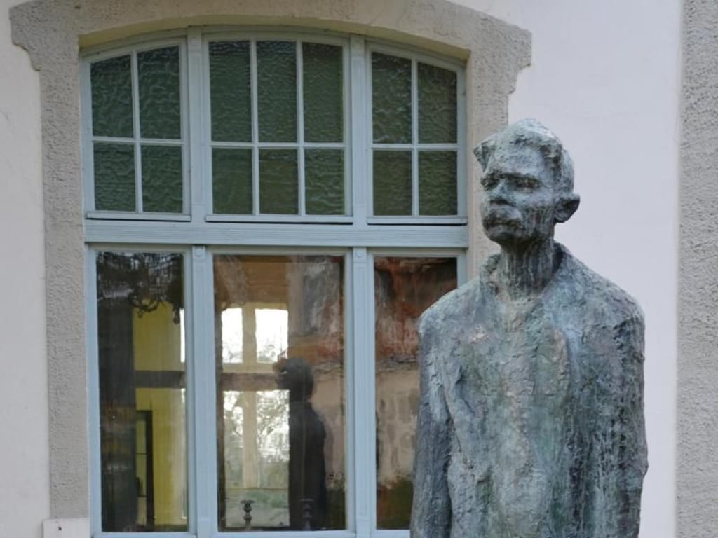 Der Dichter mit dem Schnauzbart - vor der Villa Irmgard in Heringsdorf steht heute eine Figur Maxim Gorkis, der hier im Sommer 1922 gewohnt hat. Foto: Andreas Heimann