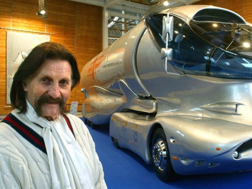 Luigi Colani auf der "IAA Nutzfahrzeuge" 2002 mit seiner Version eines besonders aerodynamischen Lastwagens. Foto: Ingo Wagner