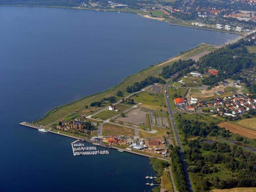 Die Luftaufnahme zeigt den Goitzsche See bei Bitterfeld-Wolfen. Foto: Hendrik Schmidt/Archiv
