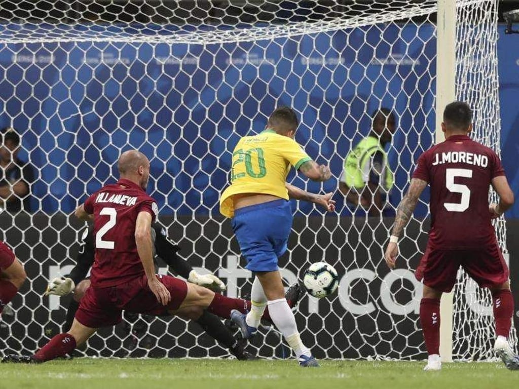 Brasiliens Roberto Firmino schießt ein Tor gegen Venezuela, das der Schiedsrichter später annulliert. Foto: Ricardo Mazalan/AP