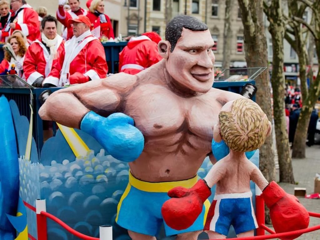 Ein Mottowagen mit dem ehemaligen Boxer Vitali Klitschko im Kampf mit dem russischen Präsidenten Wladimir Putin. Foto: Rolf Vennenbernd