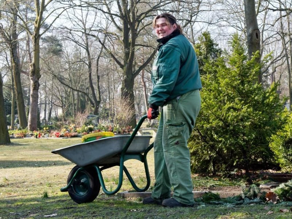 Gräber pflegen und bepflanzen gehört zu den Aufgaben von Susan Otto. Foto: Inga Kjer