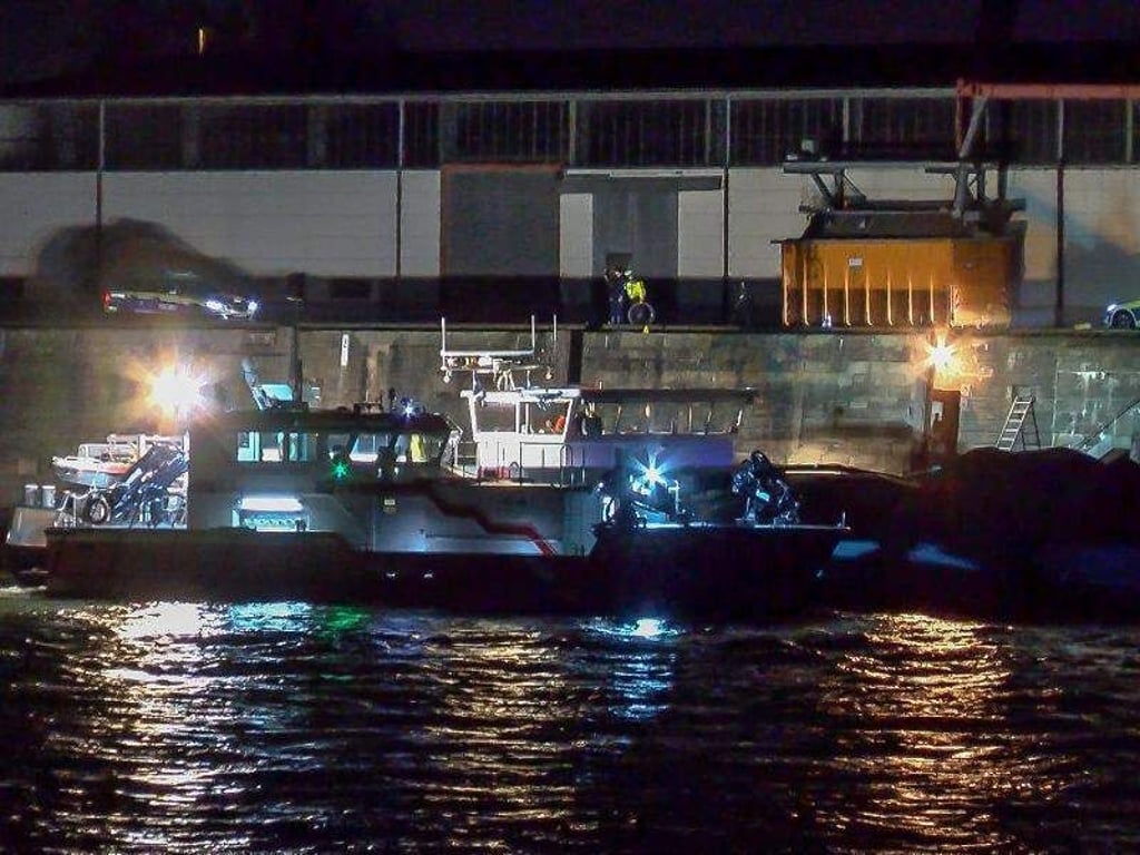 Mit Scheinwerfern wird von einem Schiff aus die Unfallstelle ausgeleuchtet, an der der Radfahrer ertrank. Foto: Priebe/pr-video