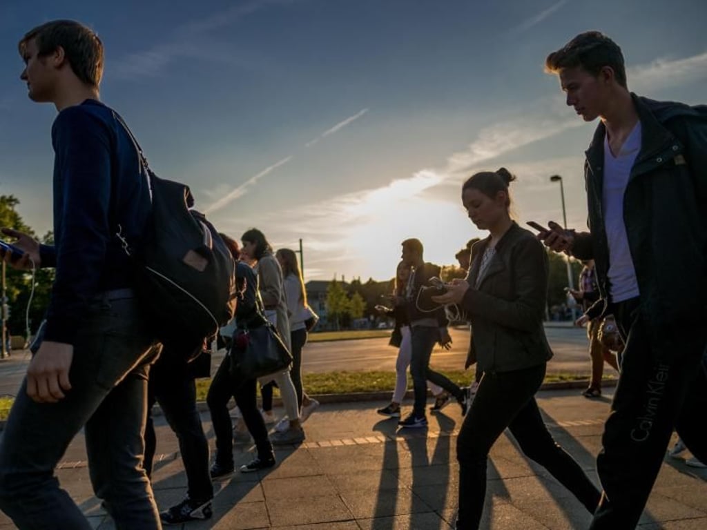 Pokémon Go-Spieler ziehen durch Hannover. Foto: Peter Steffen