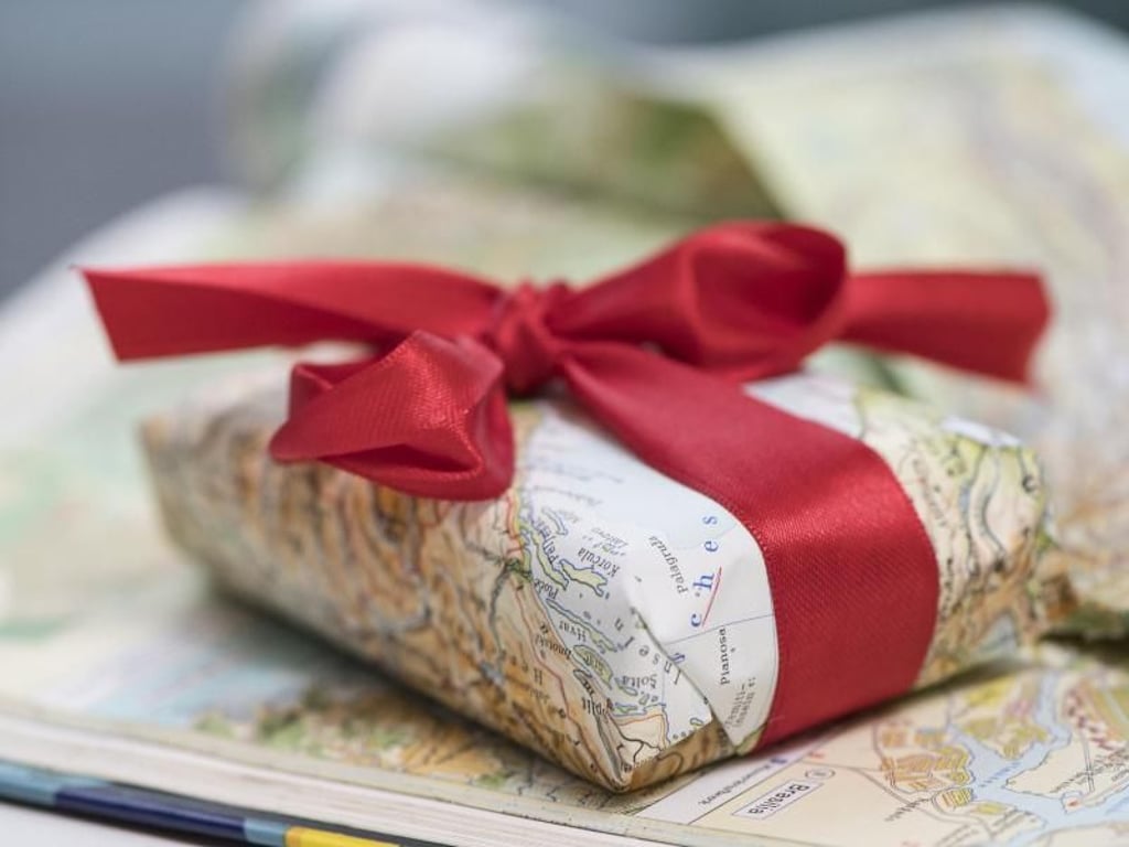 Landkarten aus alten Büchern ergeben ein schönes - und ungewöhnliches - Geschenkpapier. Foto: Robert Günther/dpa-tmn - Honorarfrei nur für Bezieher des dpa-Themendienstes +++ dpa-Themendienst +++