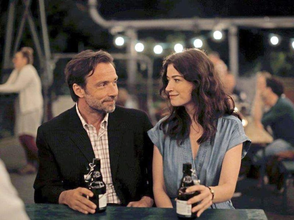 Stefan (Lucas Gregorowicz) trifft seine große Liebe Charlie (Anna Bederke) wieder. Foto: Tom Trambow/ X Filme Creative Pool/Little Shark Entertainment/WDR via ARTE