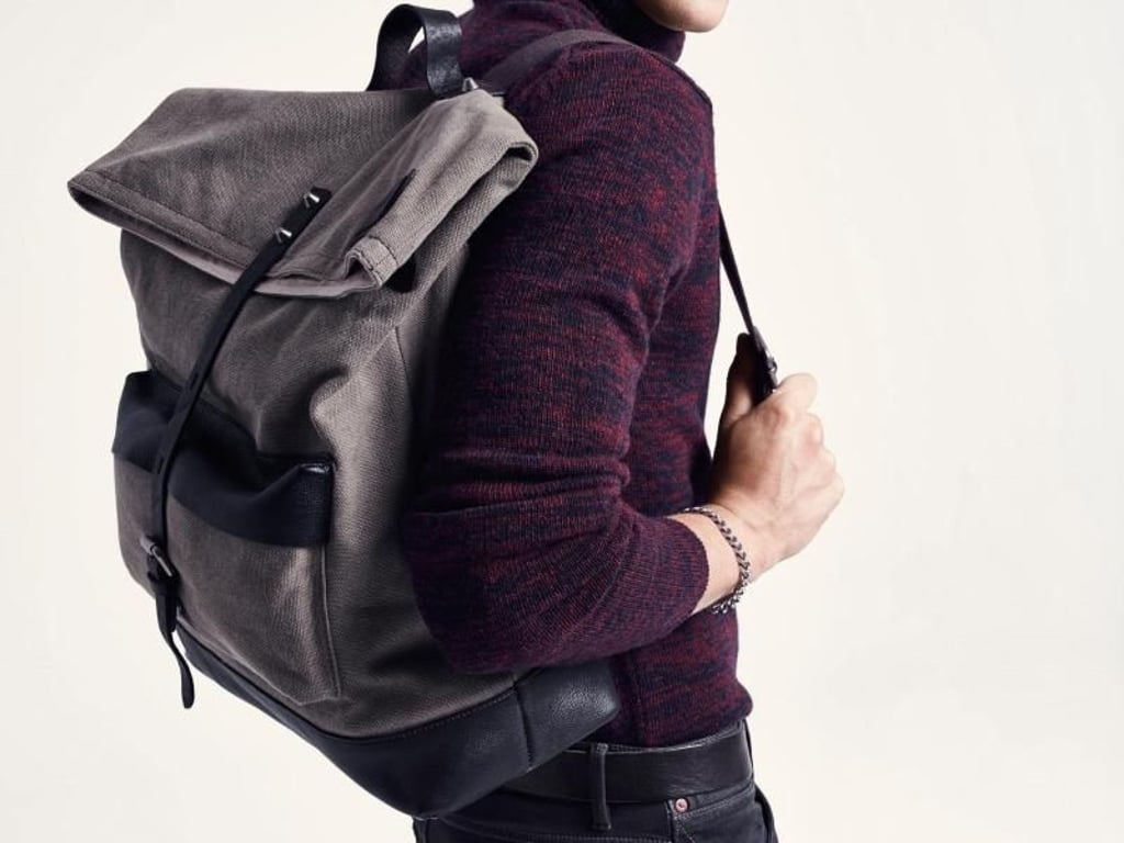 Ein Trend für den Herbst: Insbesondere für Männern sehen die Designer lässige Hybride aus Turnbeutel und Rucksack vor - kurzum Taschen in Beutel-Form. Hier ein Modell von Cinque (Rolli ca. 130 Euro, Hose ca. 150 Euro, Tasche ca. 140 Euro).
Foto: Cinque