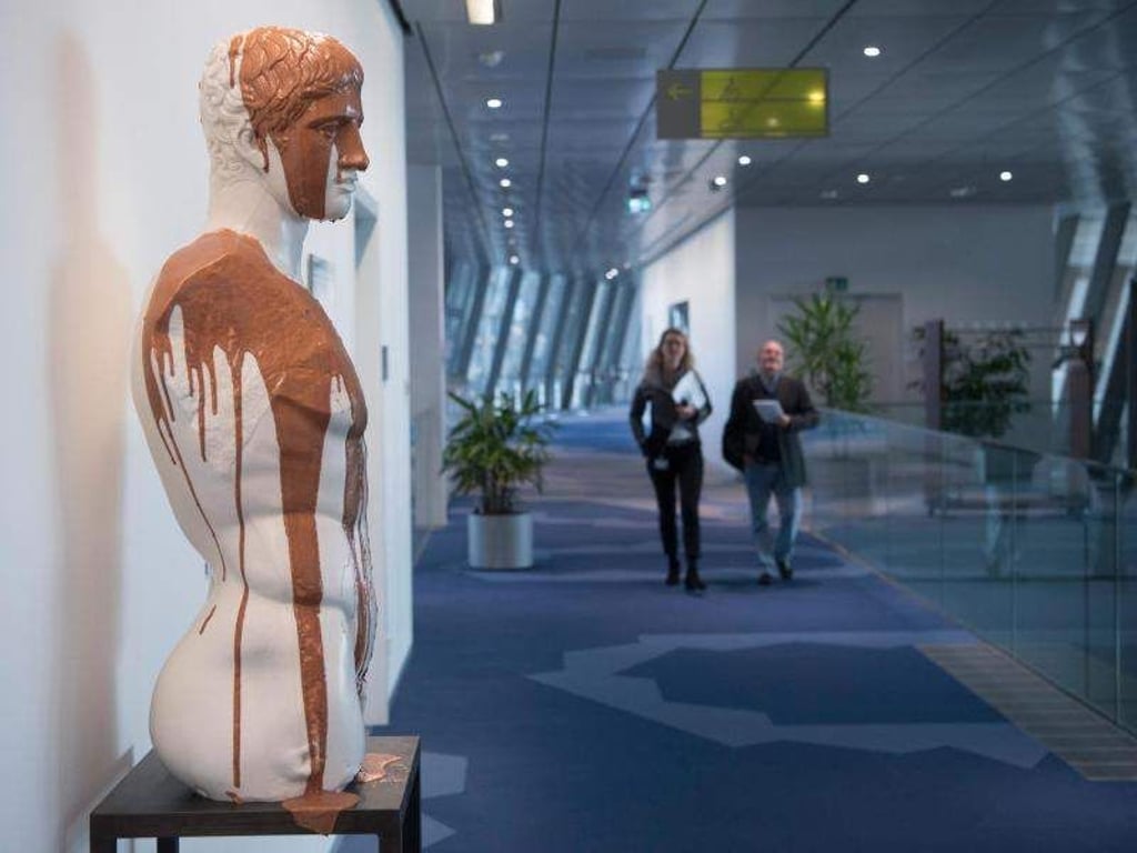 Das Werk «Doryphoros» des Künstlers Roman Stetina in der Zentrale der EZB in Frankfurt. Foto: Boris Roessler