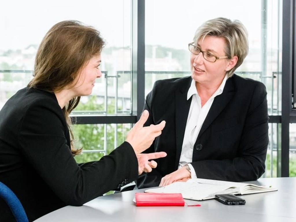 Change Management und Mitarbeiterentwicklung: Martina Bärenfänger (l) bespricht mit ihrer Mentorin Ulrike Krauthammer Themen aus ihrem Führungsalltag. Bärenfänger arbeitet bei der Techniker Krankenkasse, Krauthammer bei der Versicherungsgesellschaft Provinzial Nord Brandkasse. foto: Markus Scholz