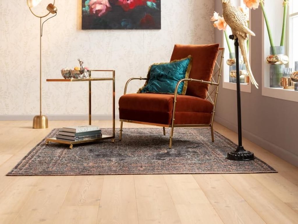 Kleine Beistelltische bieten sich als mobile Bar an. Hier ein Beispiel von KARE Design. Foto: KARE Design