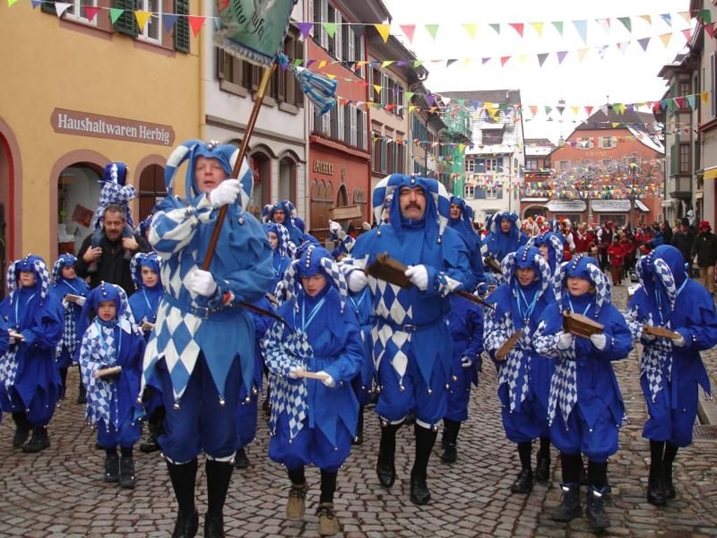 Die Schelmen sind die traditionellen Narren in Staufen. Sie sind in einer Zunft organisiert, die hierarchisch gegliedert ist - wie die früheren Handwerkszünfte. Foto: Ferienregion Münstertal Staufen/Lore Wüst