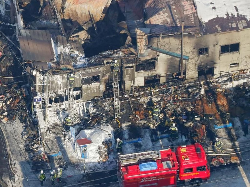 Die Flammen schossen bis zu 20 Meter hoch in den Himmel. Foto: Kyodo