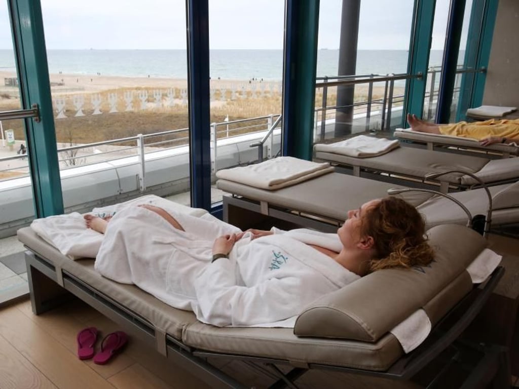 Eine Thalasso-Therapie sollte in der Regel in unmittelbarer Nähe zum Meer stattfinden. Foto: Bernd Wüstneck/dpa-Zentralbild/dpa-tmn