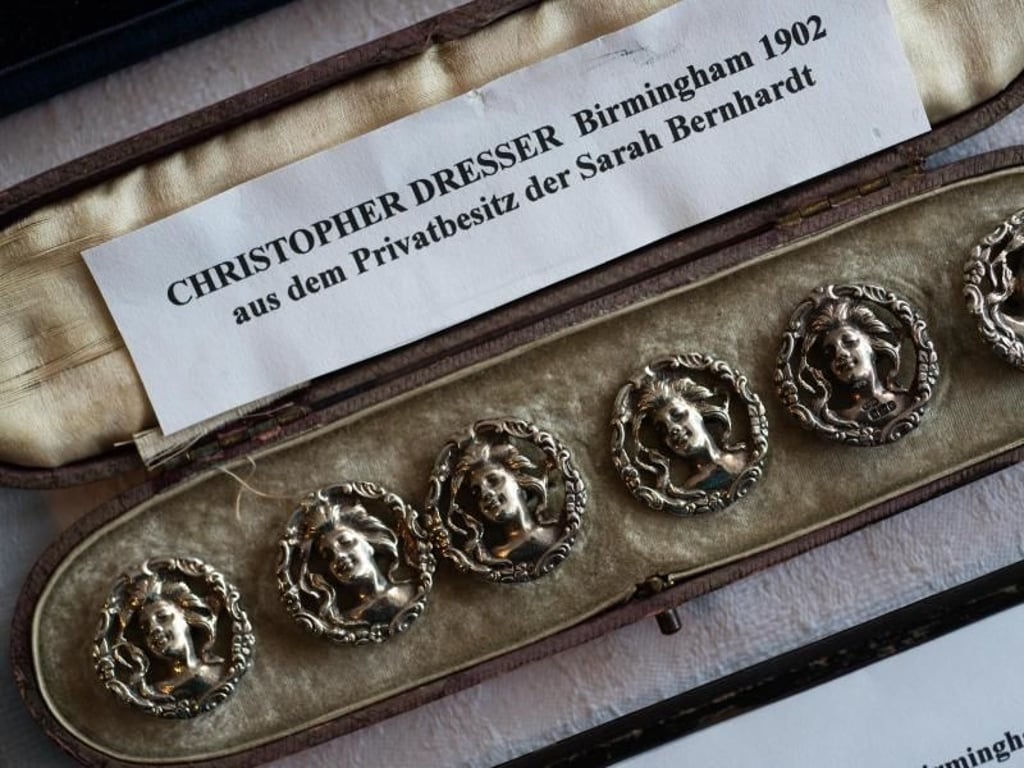 Die Köstners besitzen unter anderem Knöpfe aus dem Privatbesitz der verstorbenen französischen Schauspielerin Sarah Bernhardt. Foto: Nicolas Armer