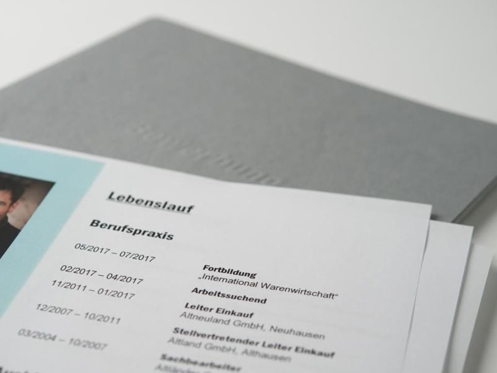 Das Anschreiben sollte höchstens eine Seite lang sein und der Lebenslauf höchstens zwei bis drei Seiten umfassen. Foto: Robert Günther