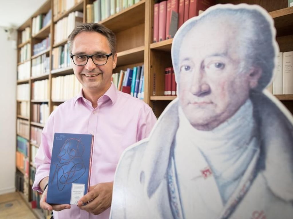 Joachim Senf, Leiter der Bibliothek des Freien Hochstifts im Frankfurter Goethehaus, schrieb mit am Buch «Monsieur Göthe - Goethes unbekannter Großvater». Foto: Frank Rumpenhorst