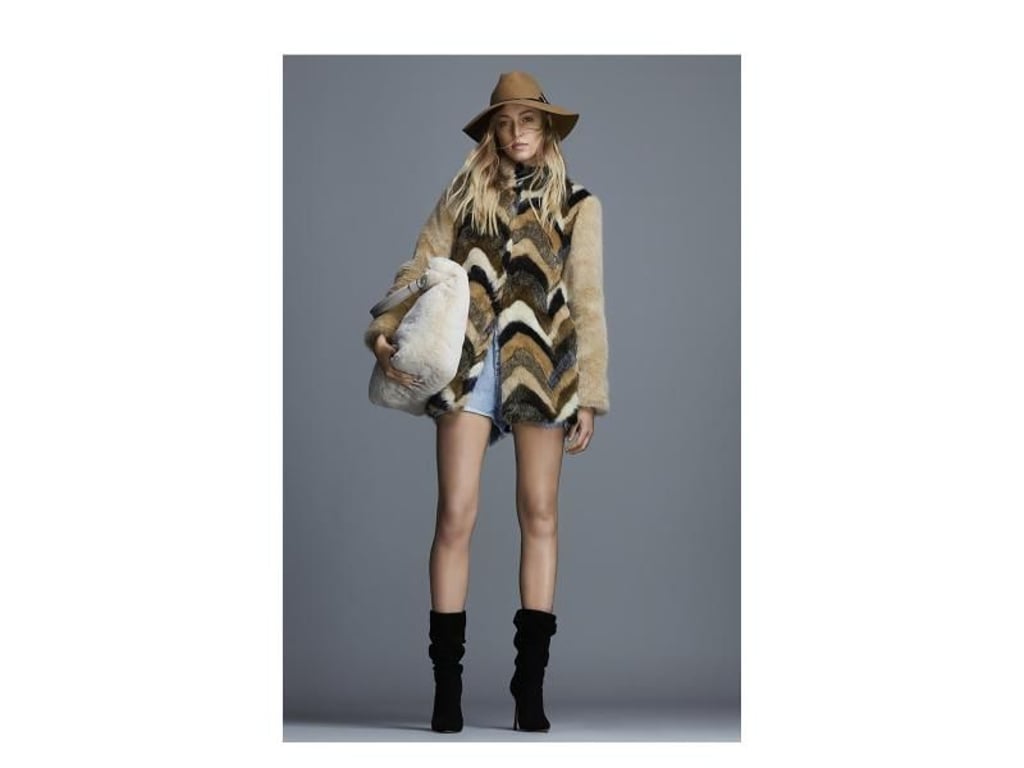 In diesem Winter muss niemand frieren. Jacken und Mäntel aus Fake Fur - hier ein Modell von Liu Jo - halten kuschelig warm (Kunstfelljacke 340 Euro, Sweater ca. 140 Euro, Shorts ca. 100 Euro, Tasche ca. 170 Euro, Hut ca. 100 Euro). Foto: Liu Jo