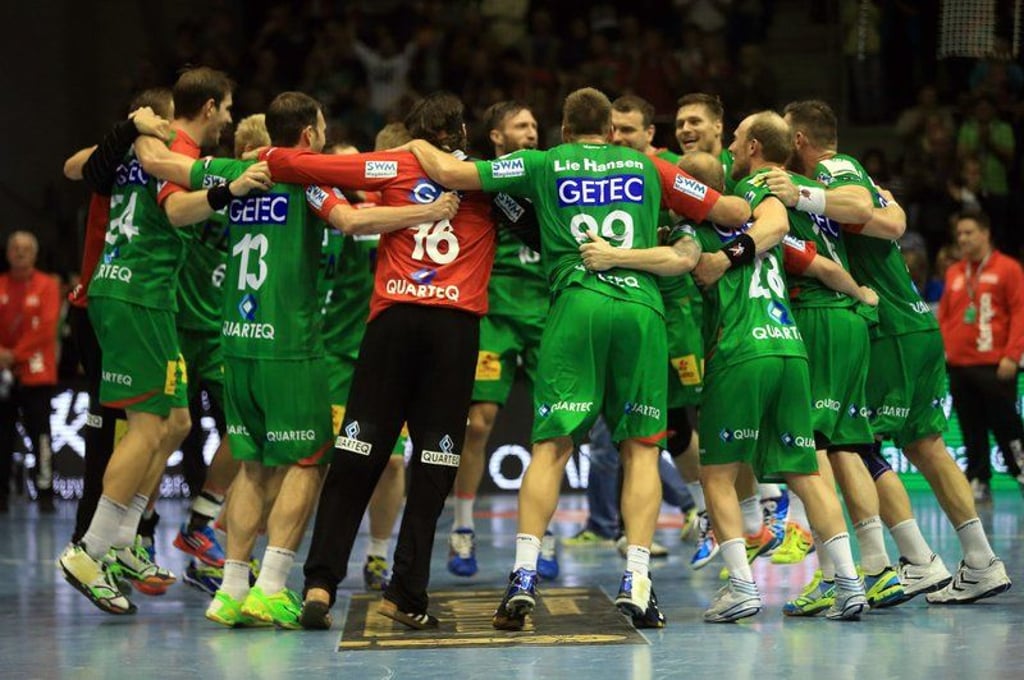 Handball, Bundesliga, 6. Spieltag, SC Magdeburg - SG Flensburg/Handewitt, am 24.09.2014 in der Getec-Arena in Magdeburg (Sachsen-Anhalt). Die Magdeburger Spieler bejubeln den 29:26-Sieg. Foto: Jens Wolf dpa/lah +++(c) dpa - Bildfunk+++