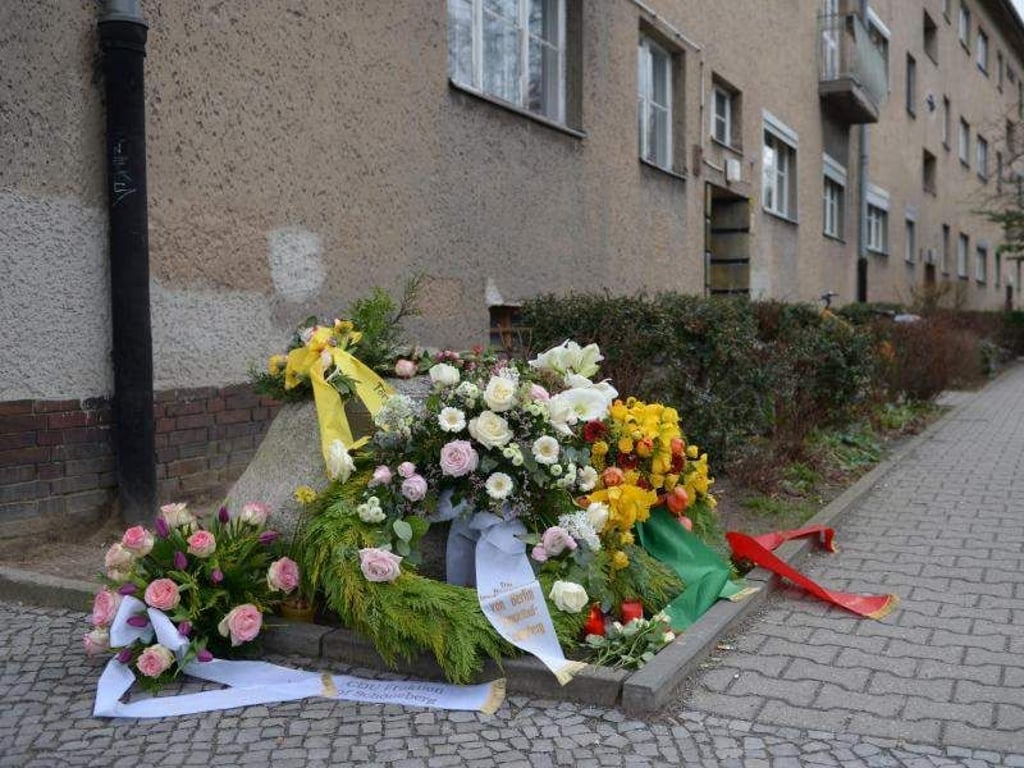 Kränze und Blumen liegen am Gedenkstein für Hatun Sürücü an einer Bushaltestelle in Berlin. Die aus einer streng muslimischen Familie stammende Sürücü war am 7. Februar 2005 einem sogenannten Ehrenmord zum Opfer gefallen. Foto: Rainer Jensen