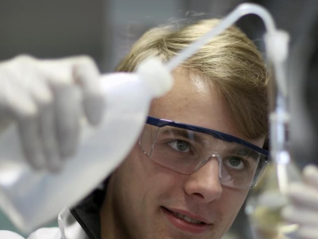 Sickwasser verdünnen und dann analysieren: Als angehende Fachkraft für Kreislauf- und Abfallwirtschaft stellt Jan Lacher sicher, dass keine Schadstoffe in die Umwelt gelangen. Foto: Ina Fassbender