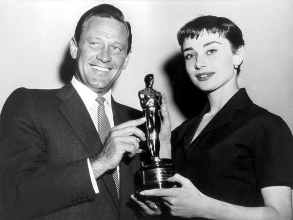 William Holden, Audrey Hepburn und der Oscar, den die Schauspielerin für «Ein Herz und eine Krone» bekam. Foto: INP International News Photos