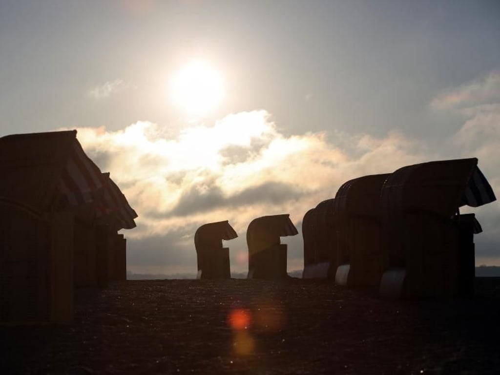 Den Sonnenuntergang kann man herrlich in einem Strandkorb genießen. Foto: Bodo Marks