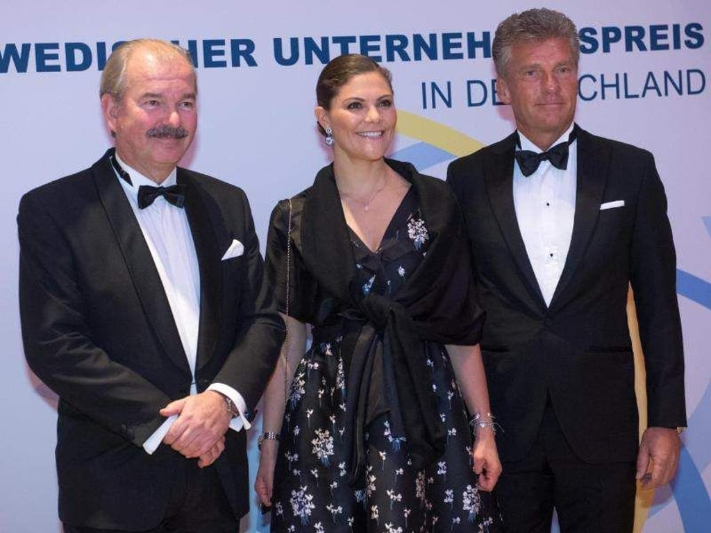 Der schwedische Botschafter in Deutschland, Per Thöresson (l), Kronprinzessin Victoria und der Präsident der Schwedischen Handelskammer in Deutschland, Thomas Ryberg in Leipzig. Foto: Hendrik Schmidt