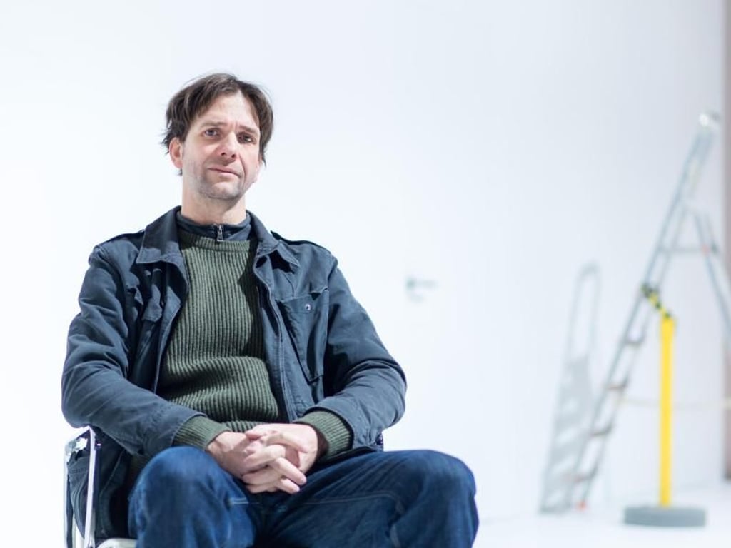Künstler und Werk: Jan Pappelbaum sitzt im Bühnenbild für das Stück Prof. Bernhardi an der Schaubühne Berlin - ein klinisch weißer Raum, an dem es keine Dekoration und kaum Ablenkung gibt. Foto: Sebastian Gollnow