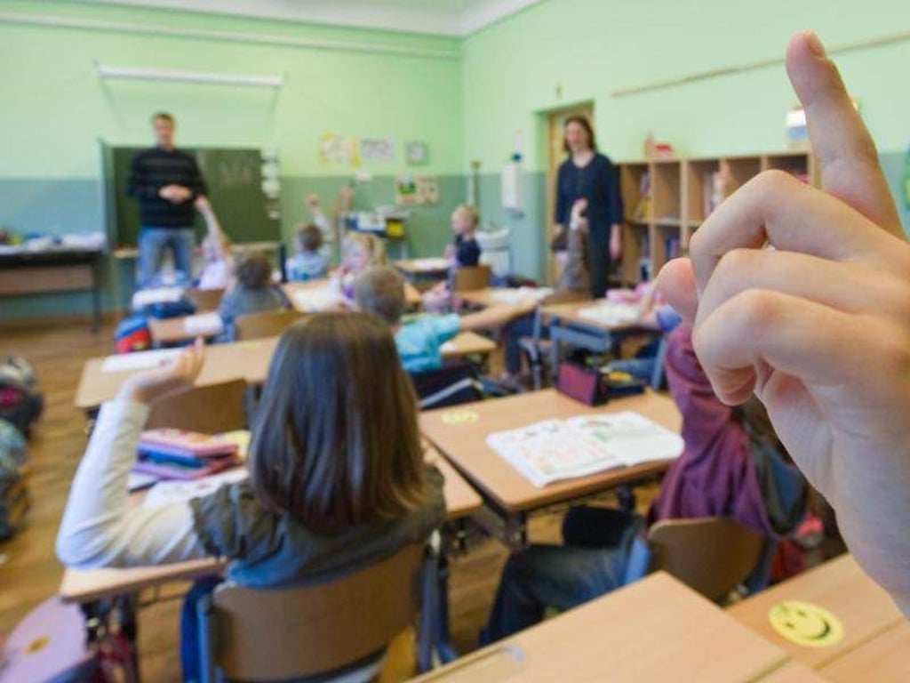 Erziehungs-Experte: «Etwa ab der dritten Klasse sollten Kinder beispielsweise die Lehrer siezen.» Foto: Patrick Pleul