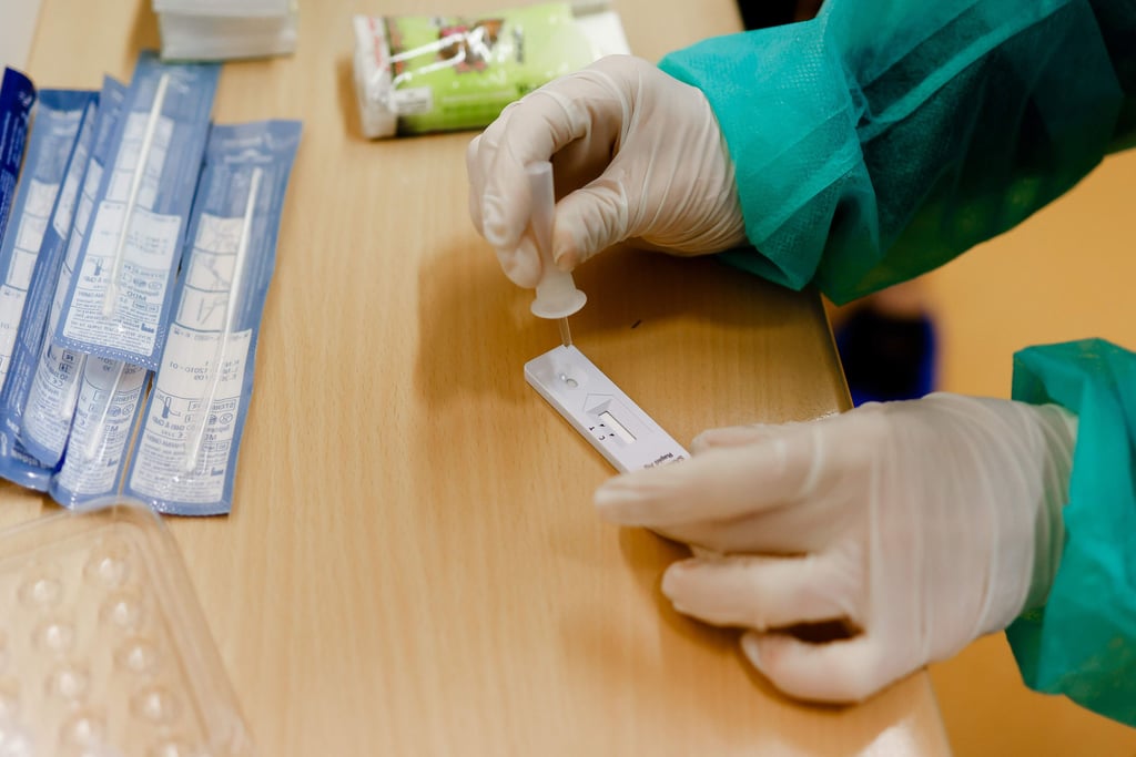 Kristin Bauer von der Kieler Lornsen-Apotheke verarbeitet in der Max-Planck-Schule einen Corona-Test. Beschäftige in Schulen, die im Präsenzbetrieb eingesetzt sind, können sich bis zu den Osterferien bis zu zwei Mal pro Woche kostenlos testen lassen. Es werden Antigenschnelltests dafür eingesetzt. Die Testungen stellen keine ärztliche Leistung dar und können daher auch von hinreichend geschultem Personal wie ärztlichem Assistenzpersonal oder von Mitarbeiterinnen und Mitarbeitern in Apotheken vorgenommen werden. +++ dpa-Bildfunk +++