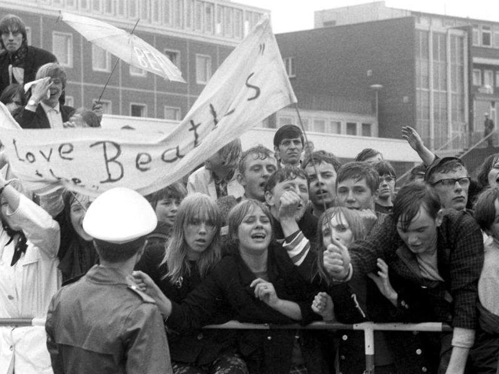 Beatles-Fans 1966 auf dem Flughafen Hamburg. Foto: WRner Reuss