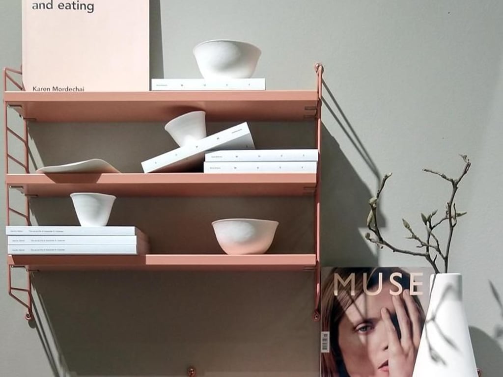 Der sonst für dezent gehaltene Möbel bekannte Regalhersteller String bringt 2019 einen Farbkick in pudrigem Rosa heraus. Foto: Simone A. Mayer