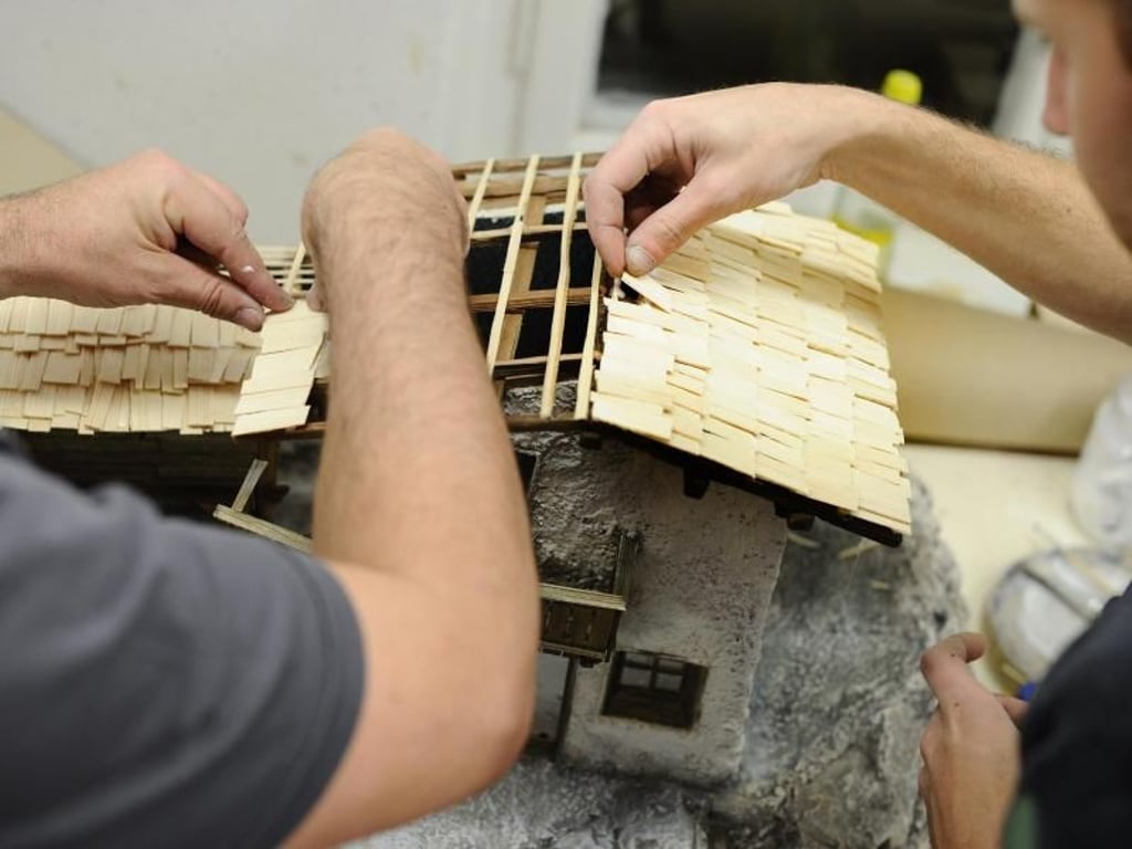 Im alpenländischen Stil: In den Schulen für Holz und Gestaltung können sich Krippen-Fans verwirklichen. Foto: Angelika Warmuth