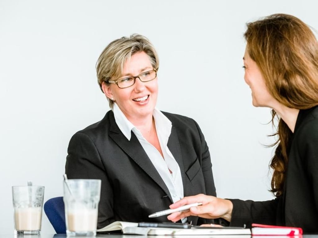 Gute Gespräche beim Milchkaffee: Damit das Mentoring-Verhältnis vertrauensvoll und erfolgreich ist, muss die Chemie stimmen. Bei Martina Bärenfänger (r) und Ulrike Krauthammer war das von Anfang an der Fall. foto: Markus Scholz