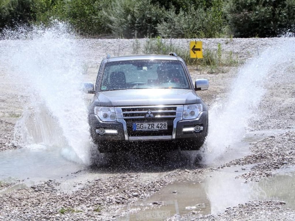 Wasserspiele: Geländewagen wie der japanische Mitsubishi Pajero sind beliebt bei Leuten, die beruflich oder privat befestigte Straßen oftmals verlassen. Foto: Mitsubishi
