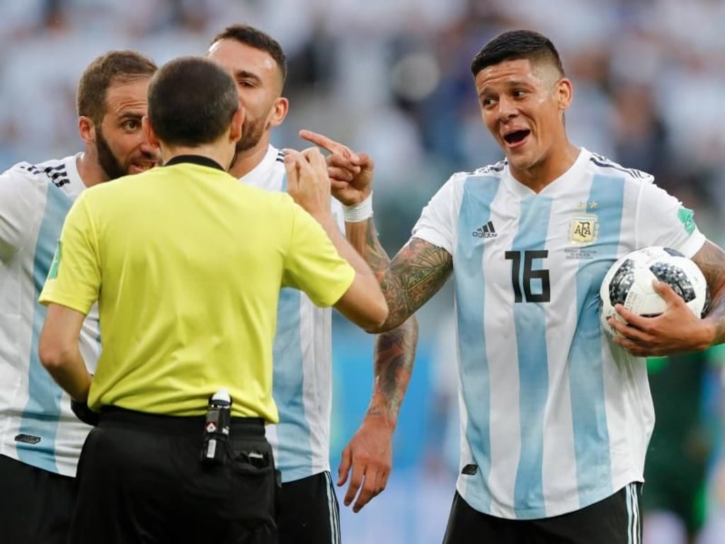 Versuchen kann man's ja immer wieder mal: Gonzalo Higuain, Nicolas Otamendi und Marcos Rojo aus Argentinien (v.l.) diskutieren mit Schiedsrichter Cüneyt Cakir. Foto: Ricardo Mazalan/AP