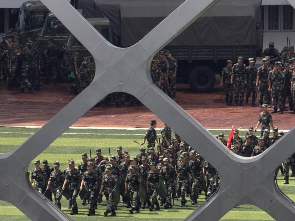 Chinesische Polizisten bei einer Übung im Shenzhen-Bay-Stadion nahe der Grenze zu Hongkong. Foto: Ng Han Guan/AP