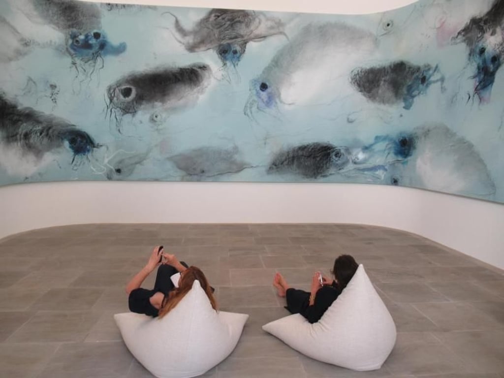 Besucherinnen betrachten das Werk «Not titled yet» von Miquel Barceló im neuen Kunstmuseum Fondation Carmignac. Foto: Sabine Glaubitz