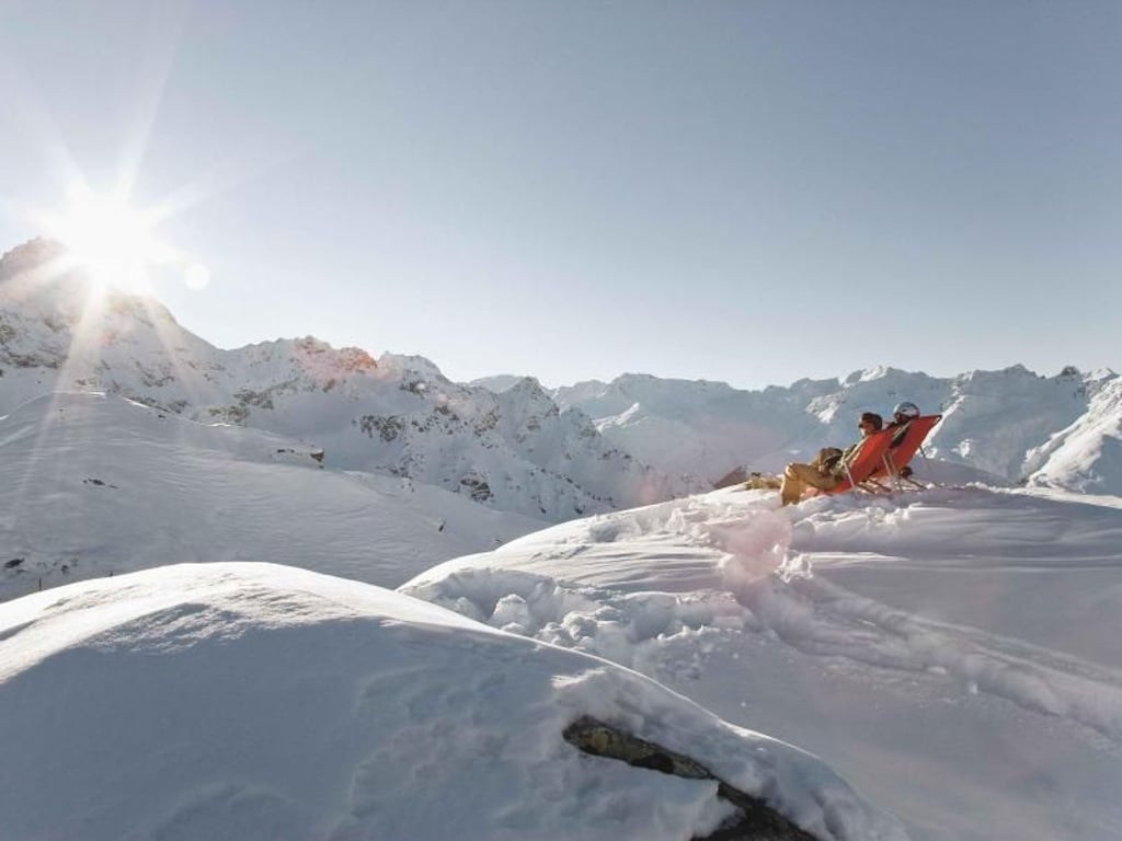 Wintersportler genießen die sonnenbeschienene Bergwelt im Montafon am Morgen. Foto: Montafon Tourismus/Dietmar Walser