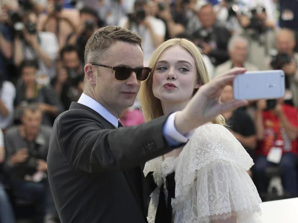 Regisseur Nicolas Winding Refn und Schauspielerin Elle Fanning werden in Cannes künftig auf Selfies verzichten müssen. Foto: Thibault Camus/AP
