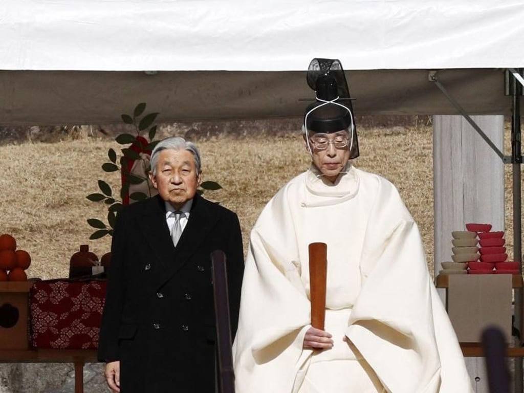 Akihito (l), Kaiser von Japan, beim Besuch des Musashino Imperial Mausoleum Foto: kyodo