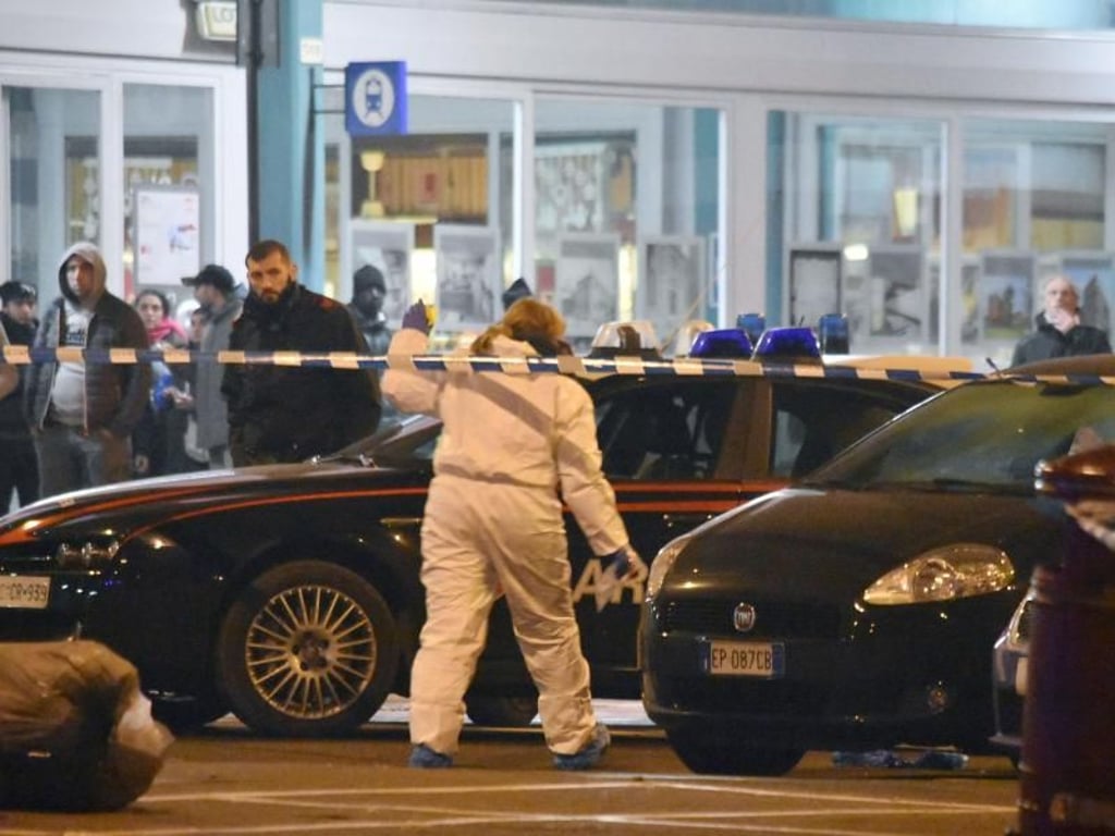 Italienische Polizeibeamte sichern in Mailand Spuren, nachdem Anis Amri bei einem Schusswechsel mit der Polizei getötet wurde. Foto: Daniele Bennati/B&V