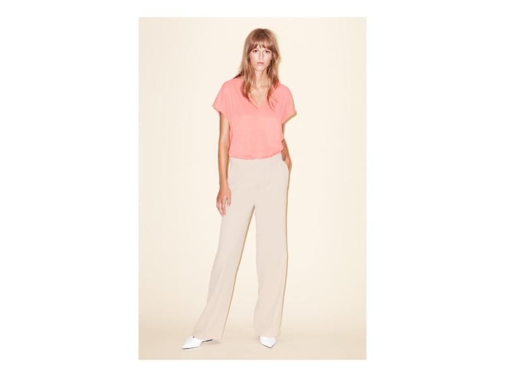 mbyM setzt auf Rosa als Kombinationspartner zur beigen Hose (Shirt ca. 70 Euro, Hose ca. 100 Euro). Foto: mbyM