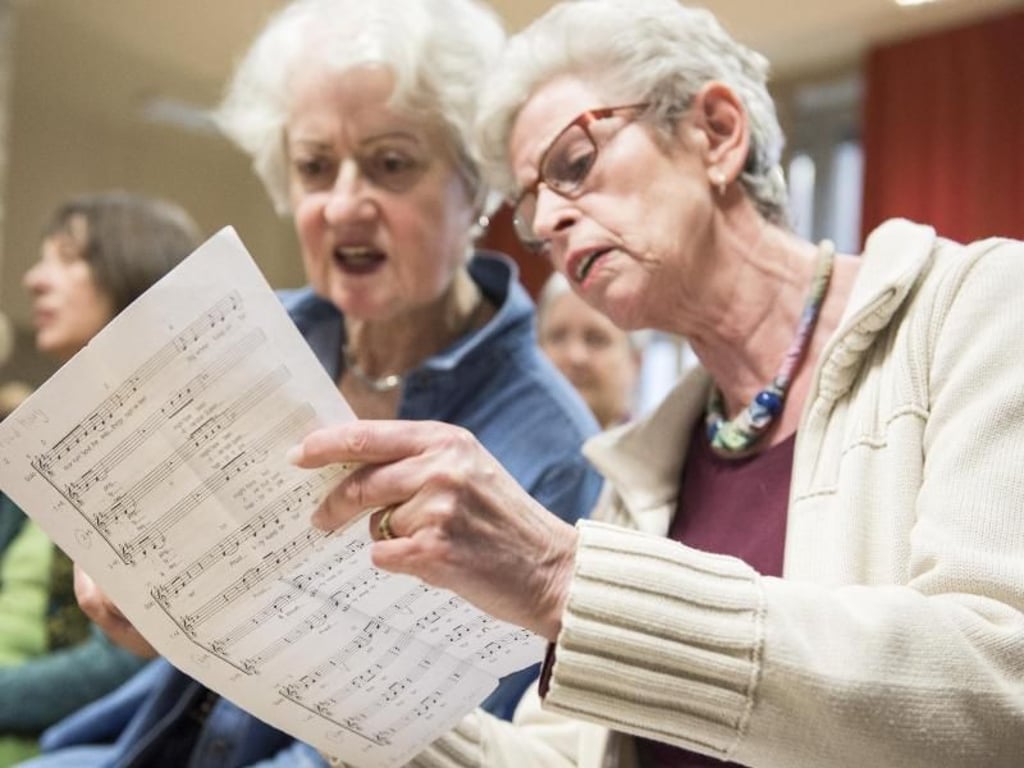 Singen als Gruppenerlebnis: Für viele Ältere ist das Gemeinschaftsgefühl im Chor fast noch wichtiger als die Musik. Foto: Robert Günther