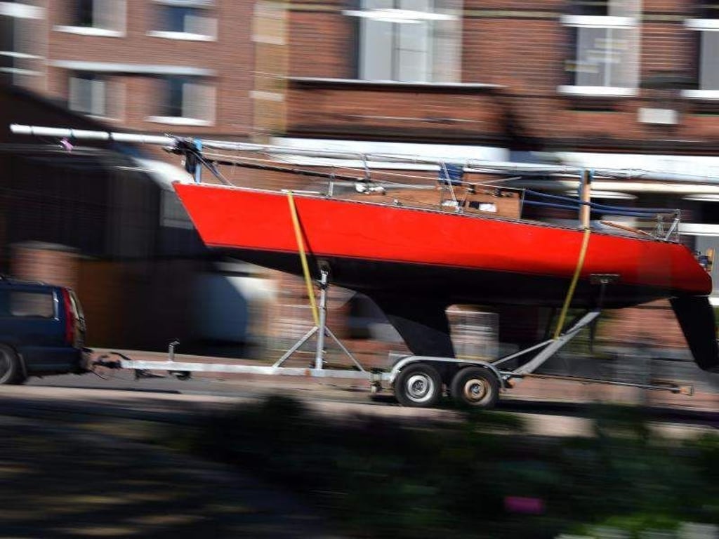 Gerade wer erstmals einen Anhänger mit Boot zieht, sollte Gassen oder Strecken mit engen Kurven meiden. Foto: Marcus Brandt/dpa-tmn