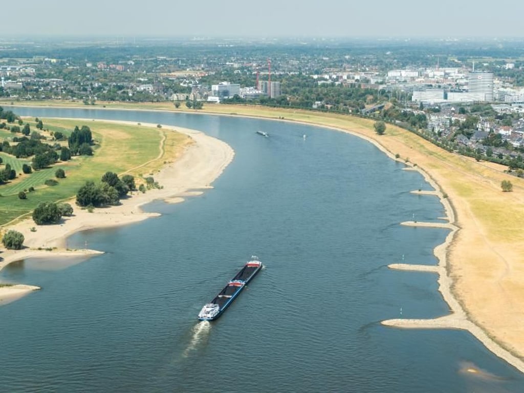 Transportschiff auf dem Rhein bei Düsseldorf. Nur acht Prozent der deutschen Bäche und Flüsse können als «ökologisch intakt» bezeichnet werden könnten. Foto: Christophe Gateau