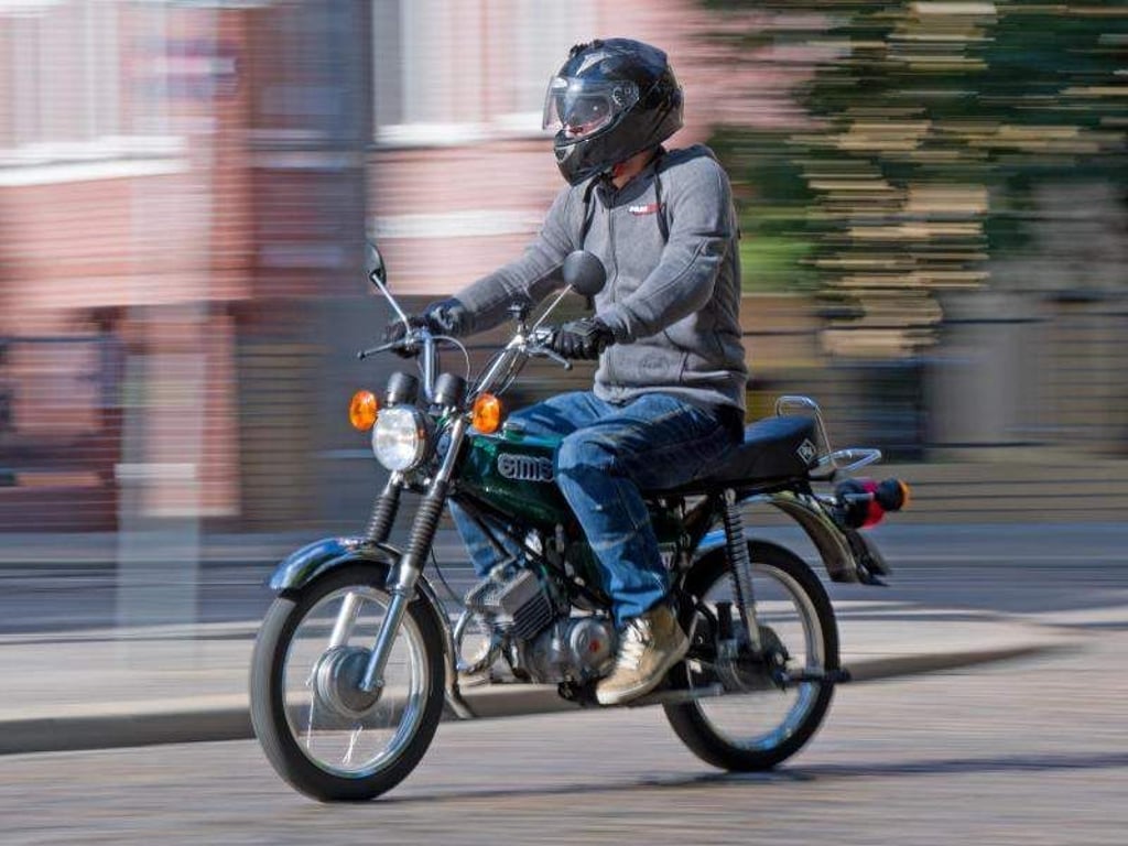 Mann fährt auf einer Simson S51. Foto: Hendrik Schmidt